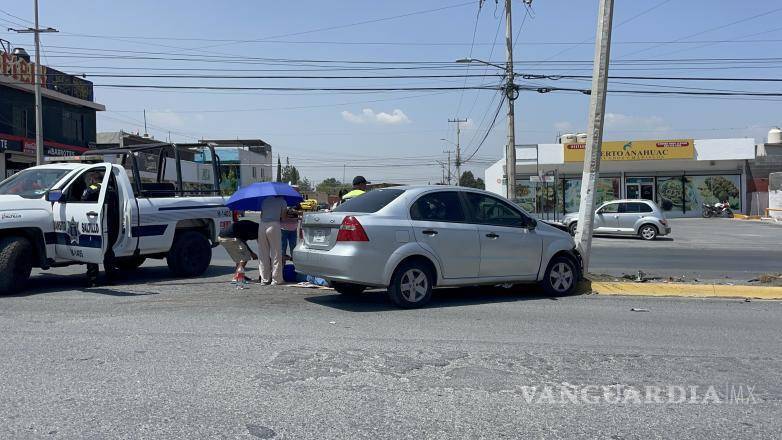 $!Luego de impactar a la camioneta Journey, el Aveo fue proyectado contra un poste.