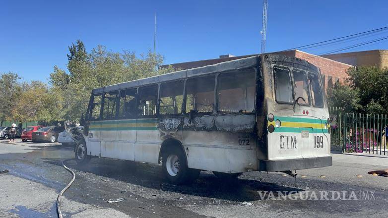 $!A pesar de los esfuerzos de los vigilantes con extintores, el fuego se extendió rápidamente desde la transmisión hasta el motor.