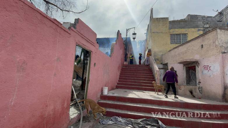 $!Los vecinos intentaron sofocar el fuego antes de la llegada de los bomberos, quienes trabajaron para evitar que el incendio se extendiera.