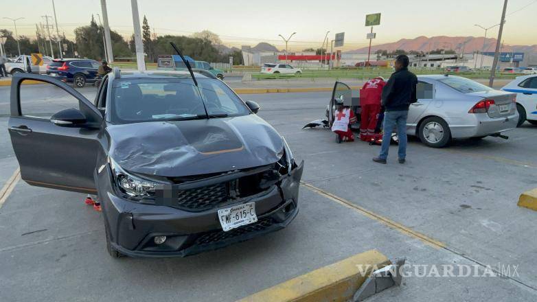 $!El vehículo Fiat quedó dañado tras ser golpeado por la camioneta Kia Sportage, pero su conductor no sufrió lesiones.