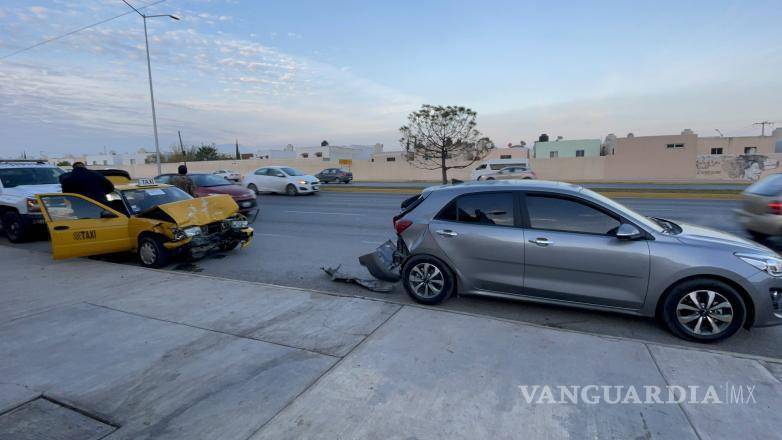 $!El taxista impactó la parte frontal de su Nissan Tsuru contra la parte trasera de un KIA Río, ocasionando un accidente en el bulevar Emilio Arizpe de la Maza.