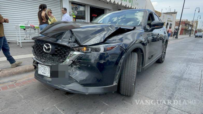 $!La camioneta Mazda, señalada como presunta responsable del percance, sufrió daños de consideración en la parte frontal.