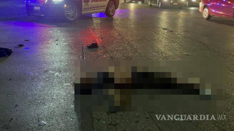 $!El cuerpo del motociclista fue levantado tras varias horas de diligencias en el lugar del accidente.