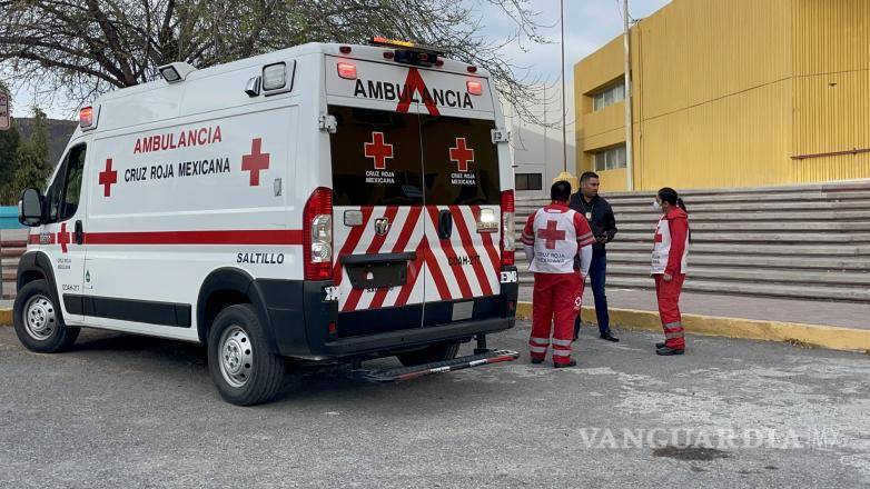 $!Los paramédicos de la Cruz Roja brindaron atención a las tres mujeres agredidas, mientras que el médico legista evaluará las lesiones para la denuncia correspondiente.