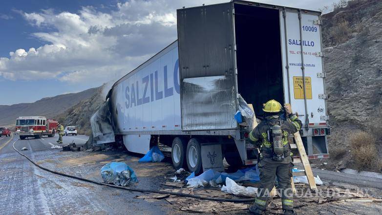 $!Elementos de Bomberos y Guardia Nacional trabajaron durante más de dos horas para sofocar el incendio del tráiler en la carretera Saltillo-Torreón.