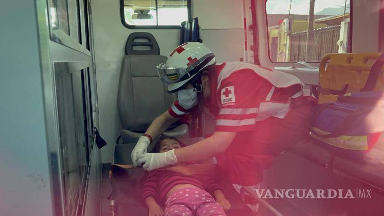 $!La menor fue atendida por paramédicos tras recibir un botellazo en la cabeza.