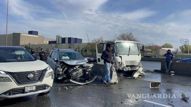 $!Una camioneta Honda BR-V resultó dañada al colisionar con los muros movidos por el impacto.