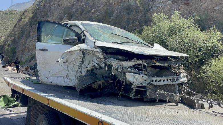 $!La pesada unidad terminó fuera de control luego de que presuntamente presentara una falla en el sistema de frenos, impactando además una camioneta en la que viajaban dos personas que resultaron lesionadas.