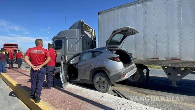$!Elementos de Bomberos y Protección Civil de Arteaga realizaron maniobras para liberar a la conductora de la camioneta Hyundai, quien permaneció atrapada tras el fuerte impacto.