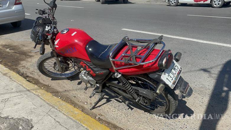 $!La moto terminó con daños leves.
