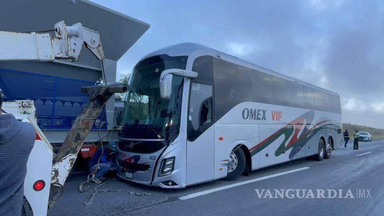 $!El chofer del autobús quedó detenido.