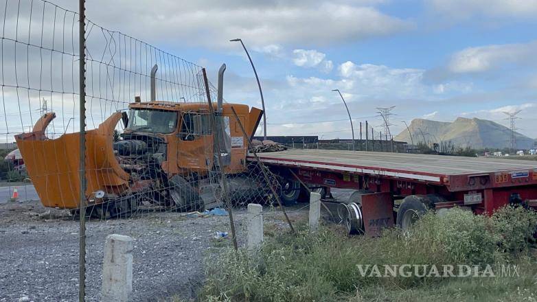 $!El tráiler invadido fue detenido en las instalaciones de DeAcero tras atravesar la malla ciclónica durante el accidente.