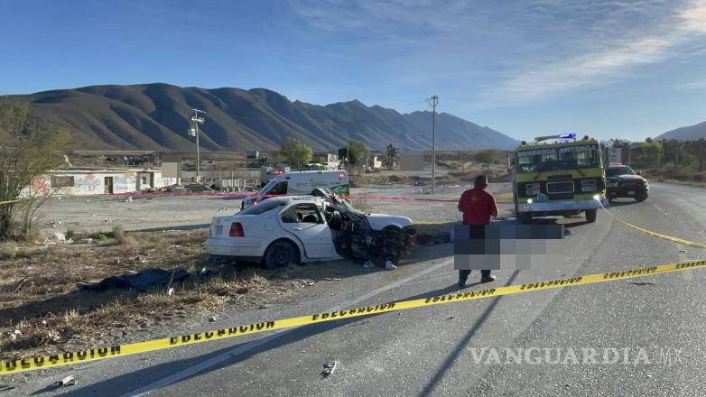 $!Paramédicos de Protección Civil de Arteaga trasladan a los heridos a un hospital cercano tras el accidente ocurrido en la mañana.