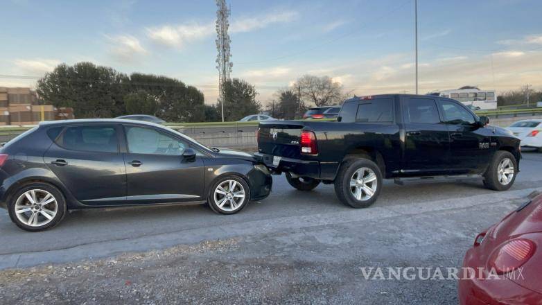 $!Elementos de Tránsito Municipal abanderaron la zona mientras se retiraban los vehículos involucrados.