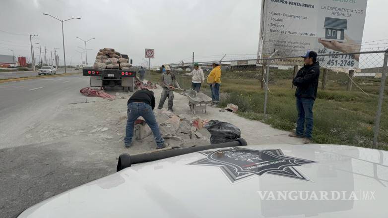 $!Elementos de la Policía Municipal acudieron al lugar para tomar conocimiento de lo ocurrido y coordinar las acciones preventivas.