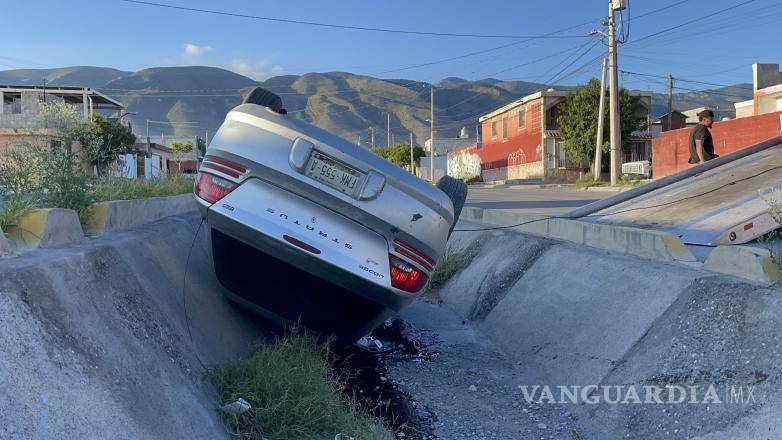 $!El vehículo quedó sobre su toldo.