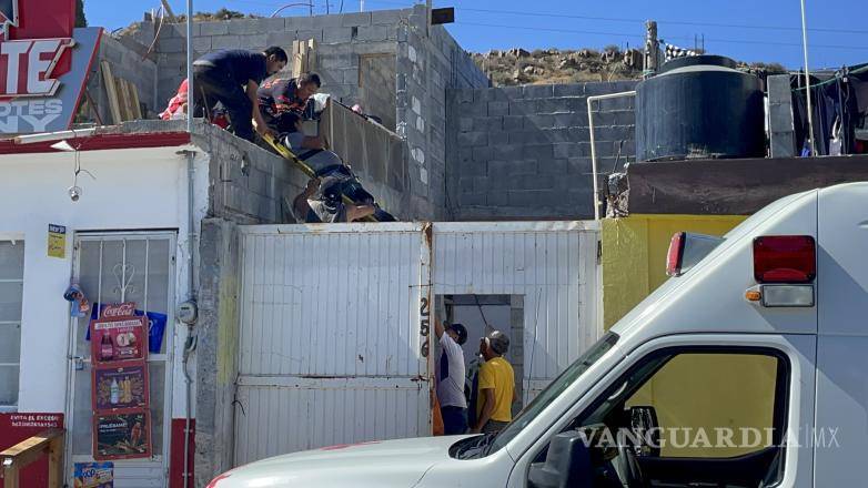 $!Una vez asegurado, el lesionado fue trasladado en ambulancia al Hospital General, acompañado por su pareja.