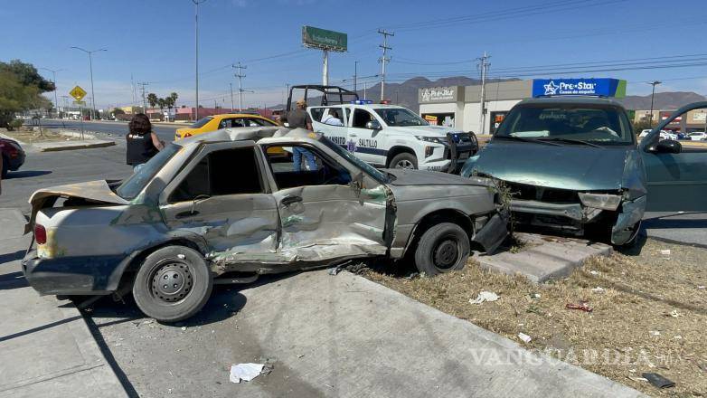 $!Ambos conductores llegaron a un acuerdo tras el incidente y decidieron resolver los daños de forma amistosa.