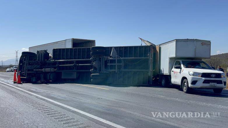 $!Elementos de la Guardia Nacional supervisan el traslado de la mercancía a otro camión para continuar su ruta.