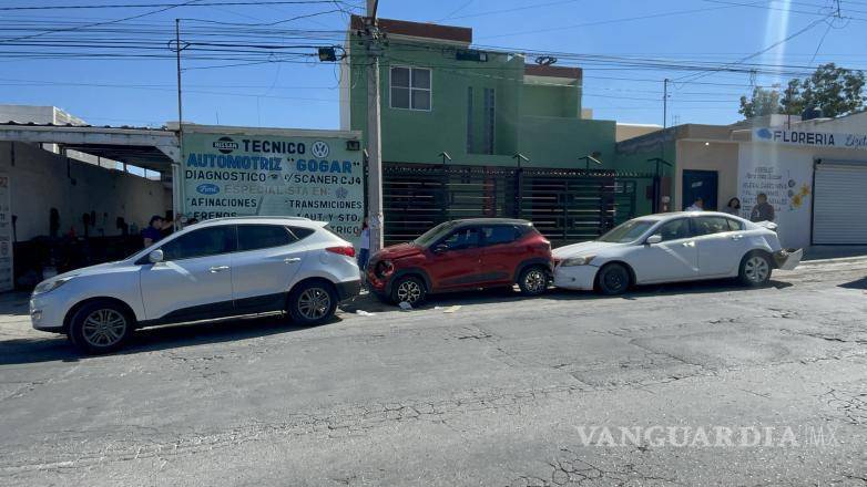 $!Vecinos y testigos ayudaron a liberar a la mujer atrapada antes de la llegada de los servicios de emergencia.