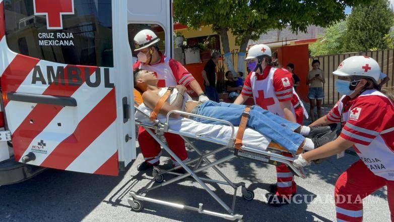 $!La Cruz Roja brindó los primeros auxilios y trasladó al joven a la Clínica 82.