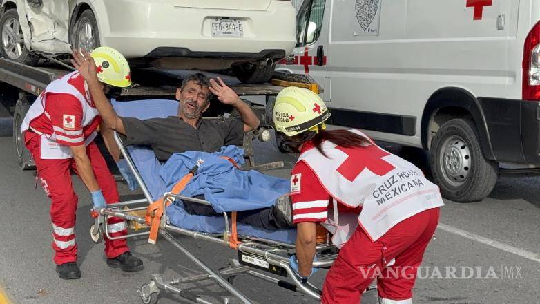 $!Paramédicos de la Cruz Roja atendieron a uno de los conductores involucrados, quien posteriormente fue trasladado al Hospital General.