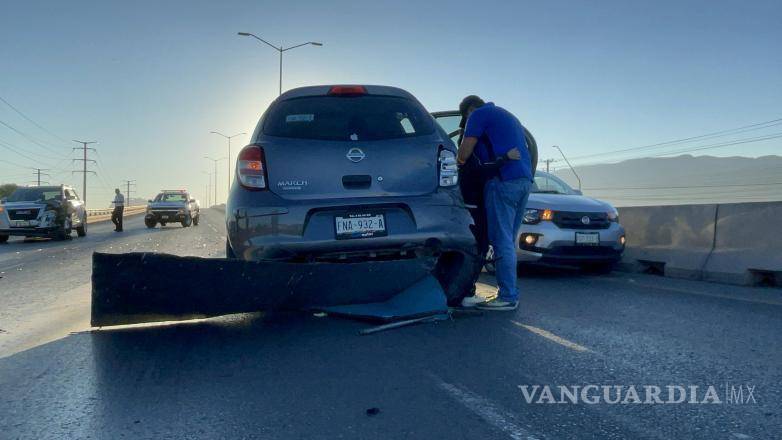 $!El auto quedó arriba de la estructura y con el frente a la circulación.