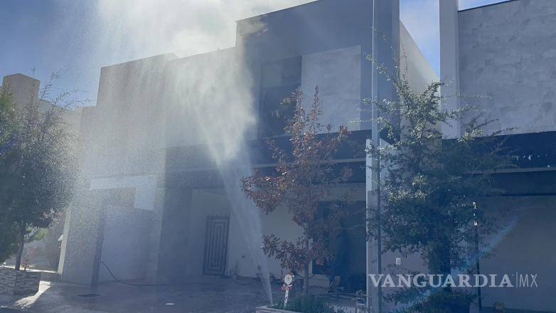 $!Elementos del Cuerpo de Bomberos evitaron que el fuego se propagara a otras áreas de la casa en el fraccionamiento Montevista.