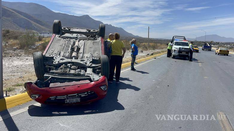 $!Elementos de Tránsito Municipal acudieron al lugar para tomar conocimiento del accidente y entrevistar al afectado.