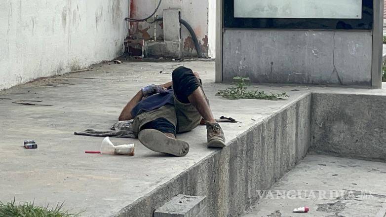 $!Junto al hombre se encontró un arma punzocortante casera y una pipa para el consumo de sustancias tóxicas.