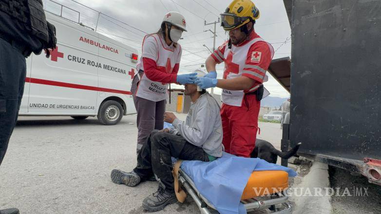 $!El hombre se golpeó contra un automóvil que circulaba por el sector y posteriormente cayó al pavimento.