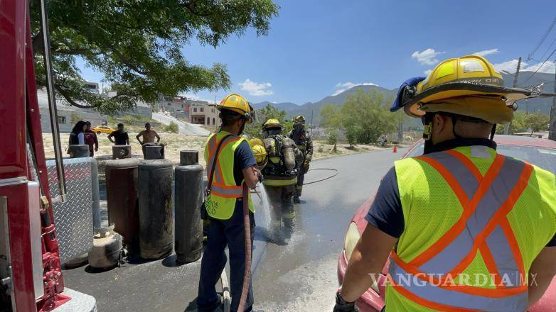 $!Elementos del cuerpo de bomberos retiraron seis tanques de gas, para descartar riesgo.