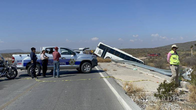 $!El impacto provocó que ambas unidades cayeran a un pequeño barranco en el puente conocido como Puente de la Chiva.