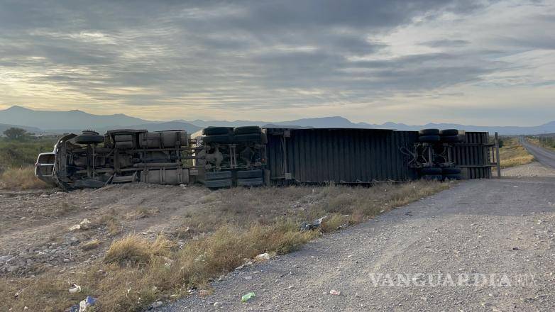 $!El accidente no originó caos vial al quedar fuera de la carretera.