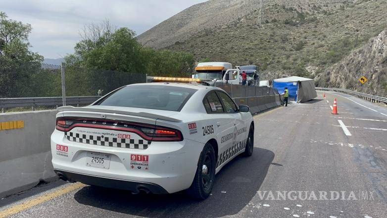 $!Autoridades federales acudieron al sitio para coordinar las maniobras de retiro de la unidad y restablecer la circulación vial.