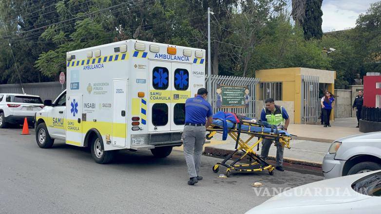 $!Tras recibir los primeros auxilios, las menores fueron trasladadas al Hospital Materno Infantil para una valoración médica más completa, acompañadas por sus padres, quienes acudieron al plantel educativo.
