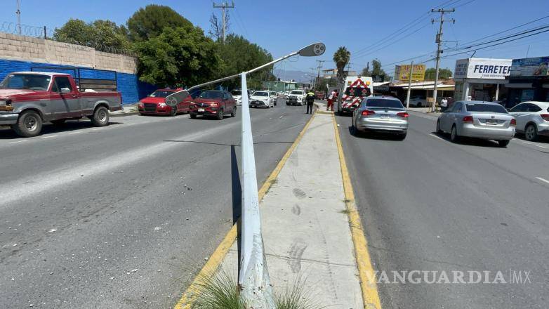 $!Elementos de Tránsito y corporaciones de seguridad acordonaron la zona para realizar las diligencias correspondientes y recabar indicios que permitan esclarecer la mecánica del accidente.