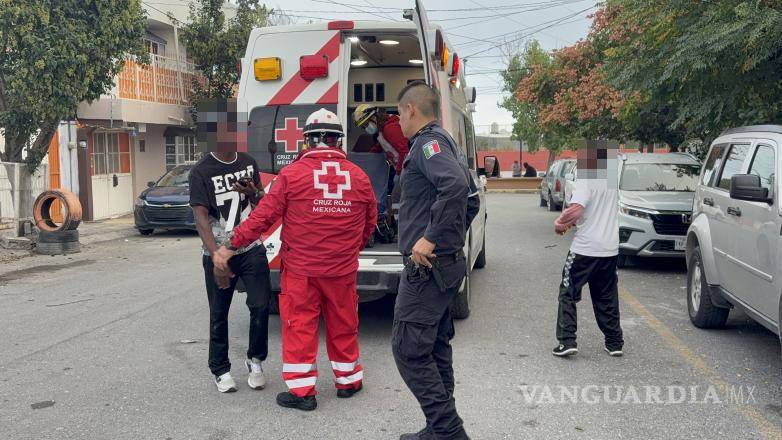 $!Paramédicos de la Cruz Roja valoraron a ambos conductores luego del reporte del accidente vial.
