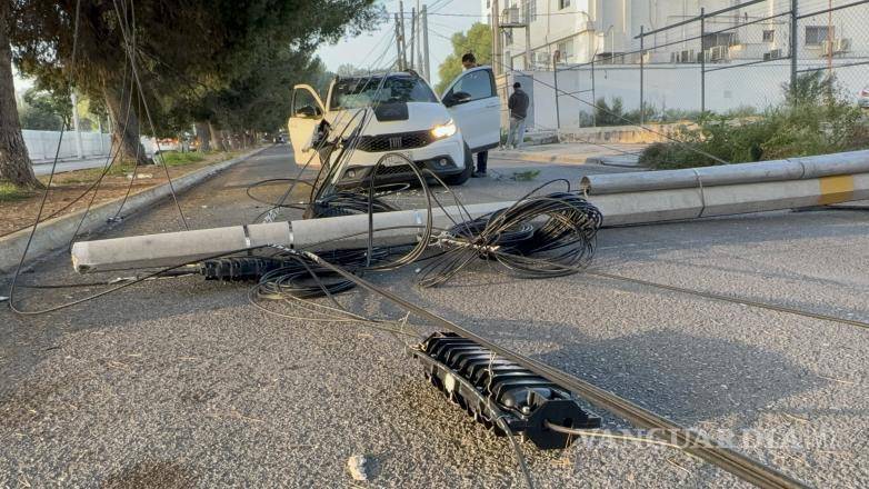 $!El accidente ocasionó afectaciones en parte del cableado y obligó a realizar labores para retirar los obstáculos de la vialidad.
