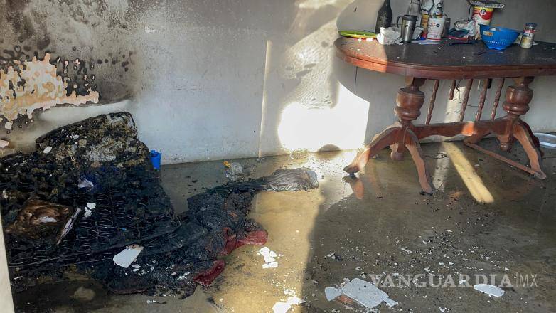 $!Los vulcanos terminaron el trabajo, e informaron que un colchón y ropa fue lo que se consumió en el lugar.