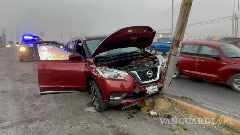 $!Afortunadamente, la conductora no sufrió lesiones, pero sí hubo daños materiales en el vehículo.