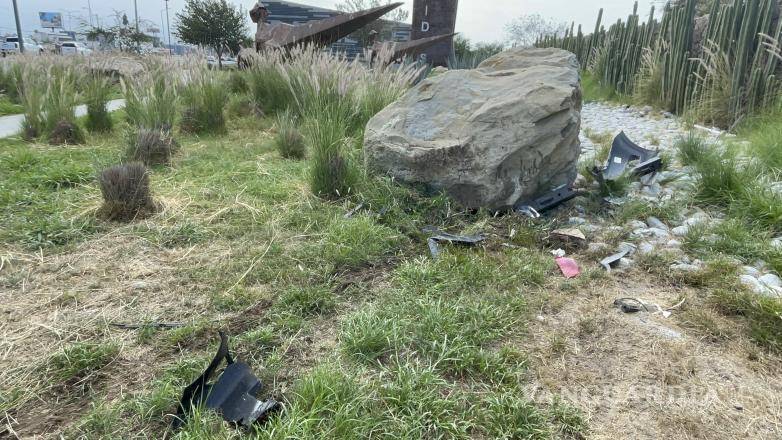 $!El vehículo quedó incrustado contra las rocas de la entrada de Saltillo tras el accidente.