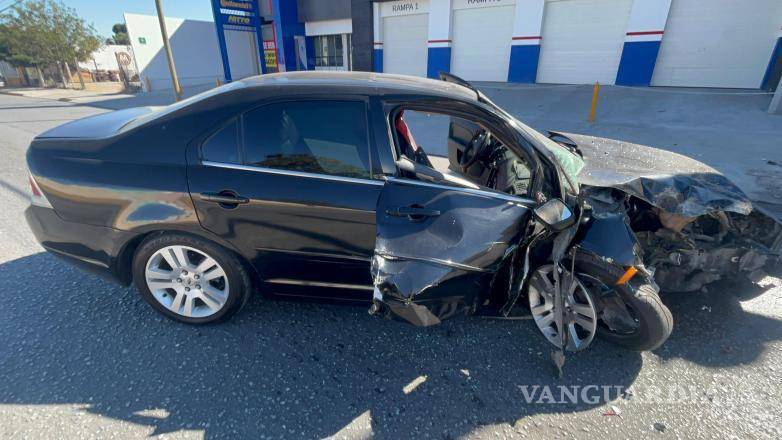$!Los ocupantes descendieron y huyeron en taxi, dejando abandonado el auto siniestrado.