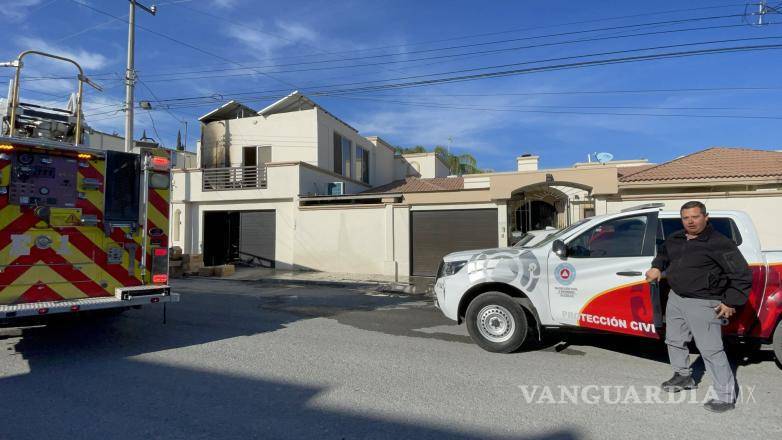 $!Elementos de Protección Civil acudieron al sitio para evaluar riesgos y verificar permisos del inmueble.