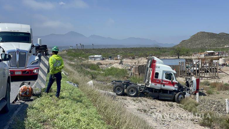 $!El conductor del tráiler fue valorado por paramédicos en el lugar del accidente, descartándose lesiones de gravedad tras la volcadura.