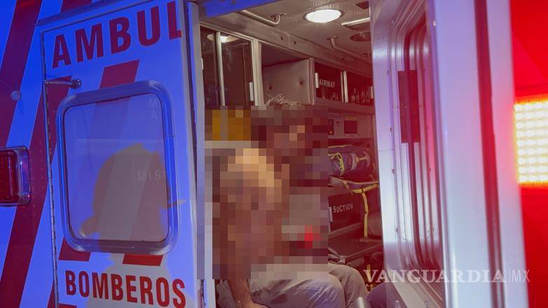 $!Paramédicos de Bomberos brindaron atención prehospitalaria al conductor de la motocicleta, quien presentó lesiones en la espalda y dolor abdominal tras la caída.