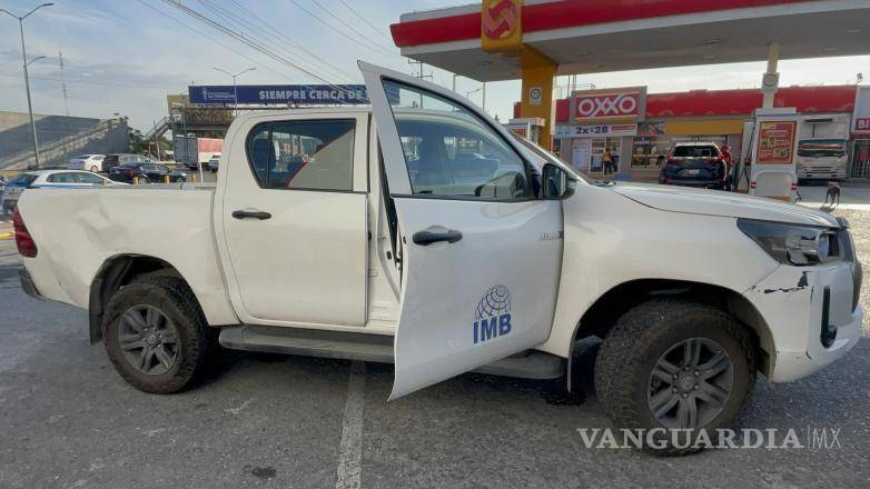 $!La camioneta Toyota Hilux presuntamente le cerró el paso al motociclista al intentar ingresar a una gasolinera.