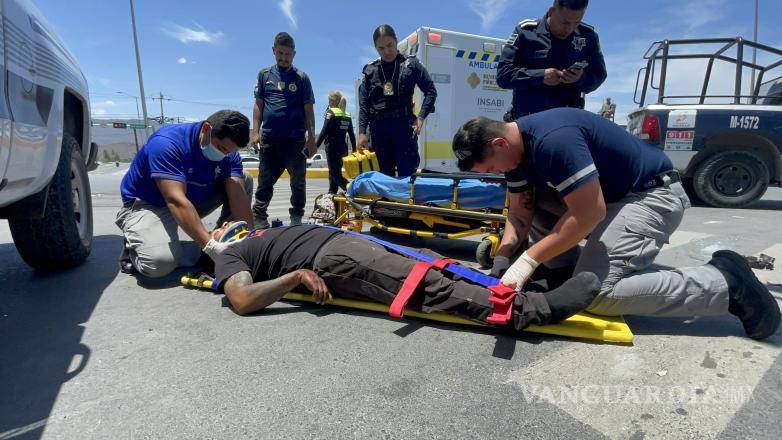 $!Paramédicos inmovilizaron al motociclista antes de trasladarlo de urgencia al Hospital General