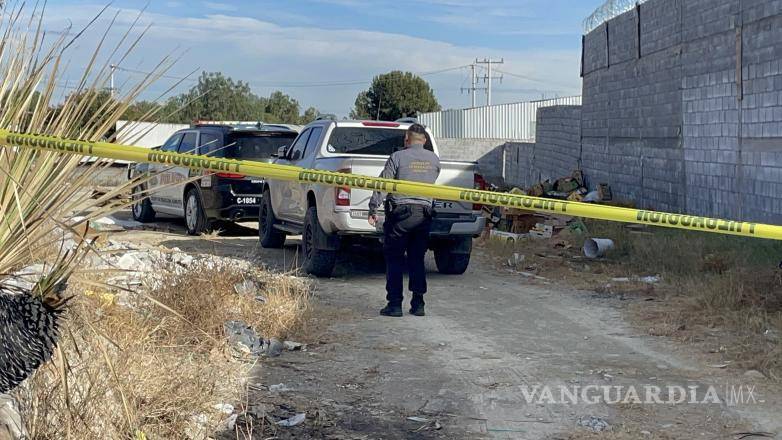 $!Agentes de la Policía Municipal y de la Agencia de Investigación Criminal acordonaron el área donde fue localizado el cuerpo.