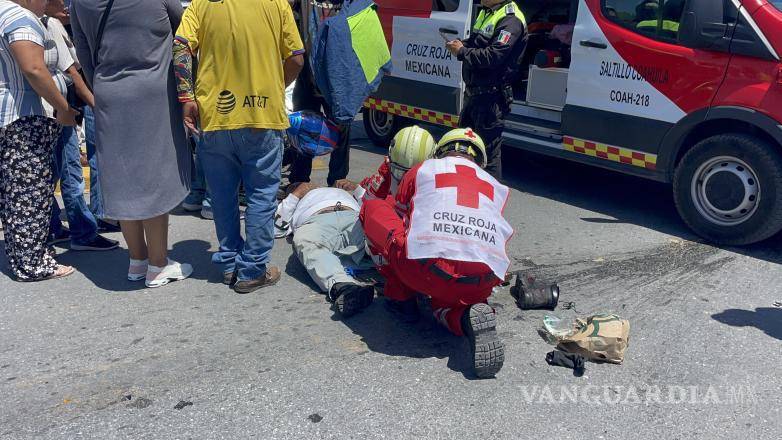 $!El motociclista quedó tendido sobre el pavimento tras impactarse contra un camión de carga.
